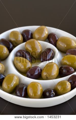 Olive nel piatto a spirale