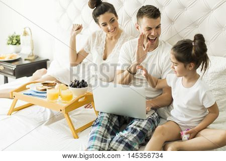 Family Have Breakfest On The Bed