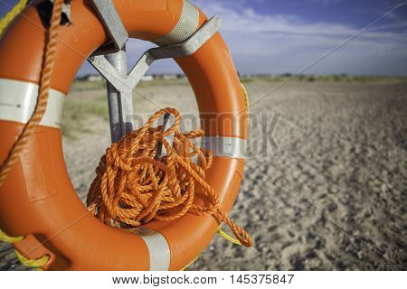 Beach lifesaver with dangerously tangled rope. Time would have to be taken to untangle the rope before it could be used.