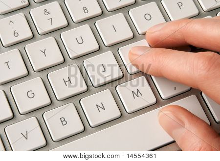 白いパソコンのキーボードの手