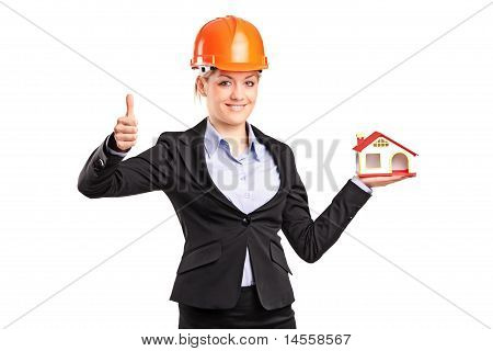 モデル家と親指を与える笑顔の Forewoman