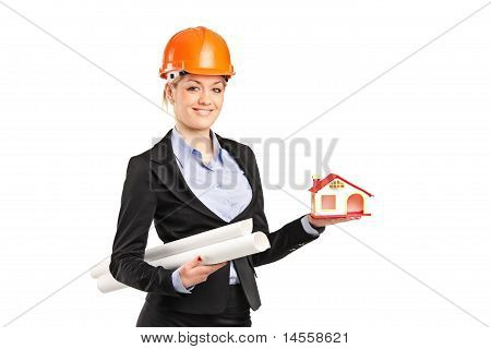 モデル家と青写真を持って笑顔の Forewoman