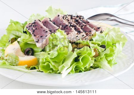 fresh lettuce salad with pan-seared red tunafood