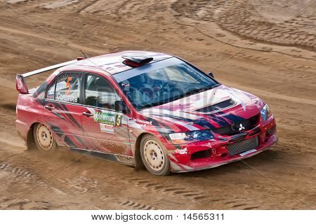 Rostov, Rússia - 05 de setembro: Uriy Volkov dirige carros de Subaru Impreza durante Rostov Velikiy Rússia