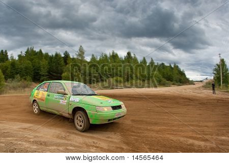 Rostov, Rusland - 05 September: Fedor Kratov een groene Lada Priora auto rijdt tijdens Rostov Velikiy Rus