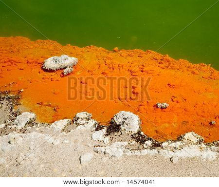 Den Rand der Champagne Pool Wai-O-Tapu Thermal Wonderland geothermales Gebiet in Neuseeland