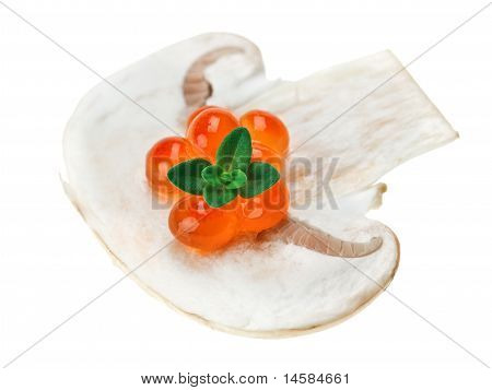 Canape eleganti con caviale rosso ramoscello di timo e muscaria