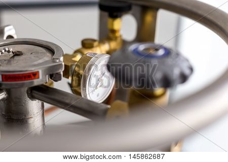 Pressure and temperature indicator on the instrument the arrow on the round dial