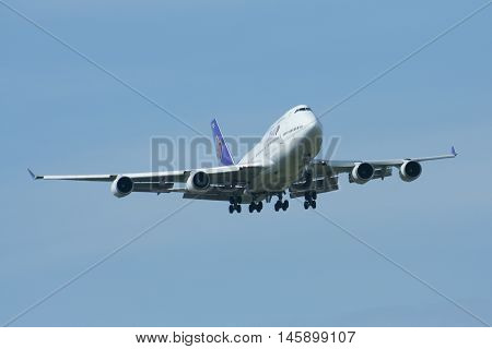 Hs-tgh Boeing 747-400 Landing