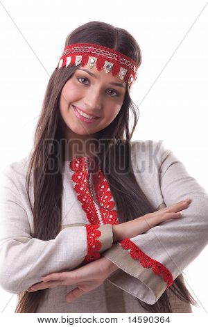 Menina na pose de dança e sorriso - pano de linho