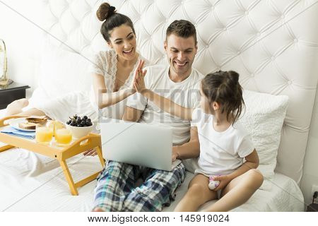 Family Have Breakfest On The Bed