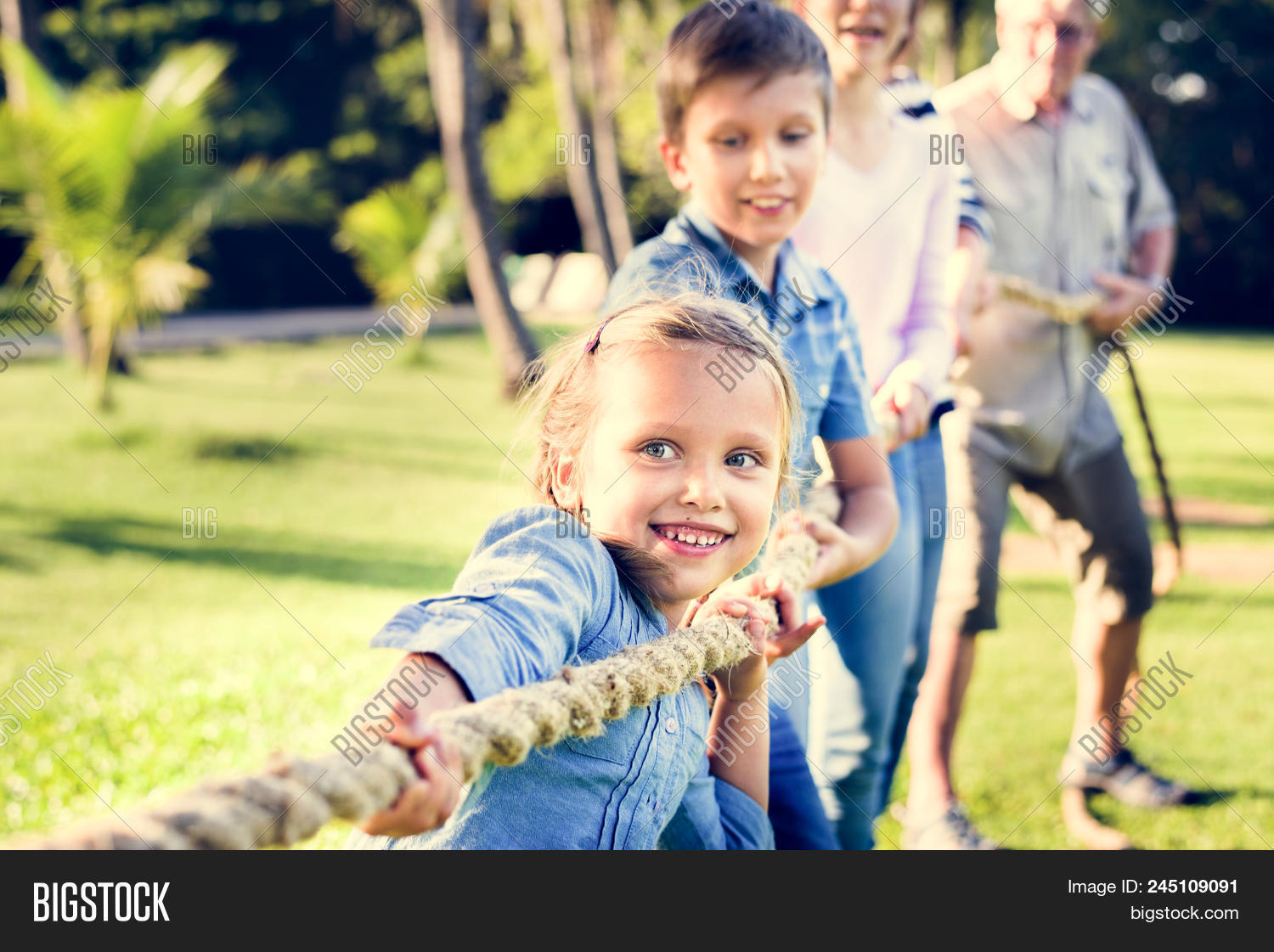 Женщина тащит на себе. Тянут канат. Воспитание ребенка в семье. Тащить семью. Семья тянет канат.
