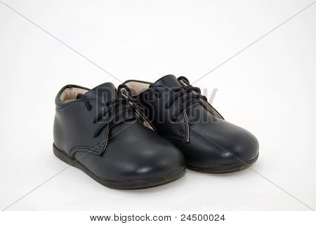 Crianças de sapatos pretos