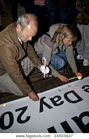 Rememberance barış başlıkta karşılıklı bağımlılık Işık mumlar için barış yürüyerek katılımcı