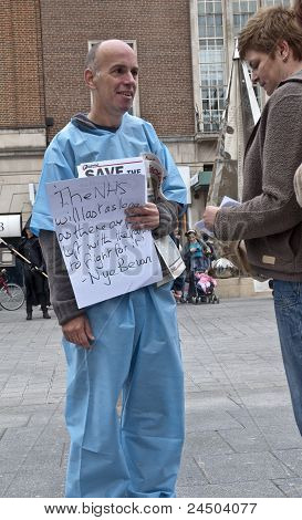 Un miembro de la Alianza de Anti-Cuts de Exeter, hablando a los miembros del público