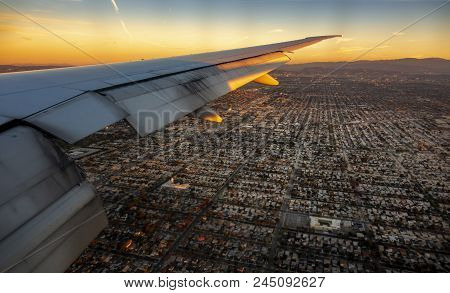 Los Angeles, Usa - Nov 24, 2017: Plane Decelerates In Midair Towards Los Angeles International Airpo
