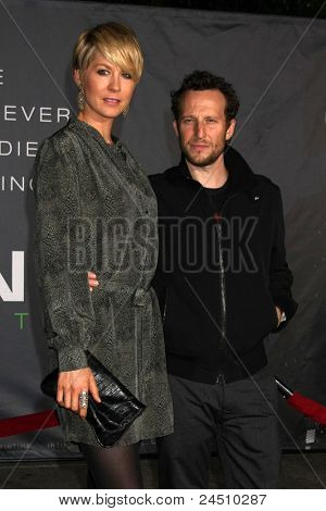 LOS ANGELES - 20 okt: Jenna Elfman aankomen op de 