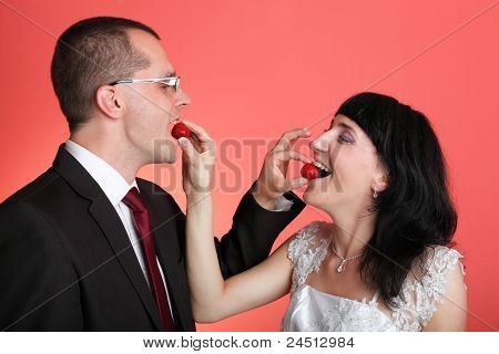 Mutlu gülümseyerek gelin ve damat