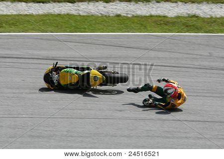 SEPANG, Malajsie - 21. října: Moto2 jezdec Mattia Pasini spadá na kroku 15 během volného tréninku na th
