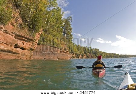 Kayak a lo largo de la costa
