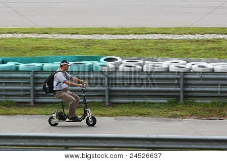SEPANG, MALAYSIA - 21. oktober: En journalist på en lille cykel udover sporet til at dække den gratis prak