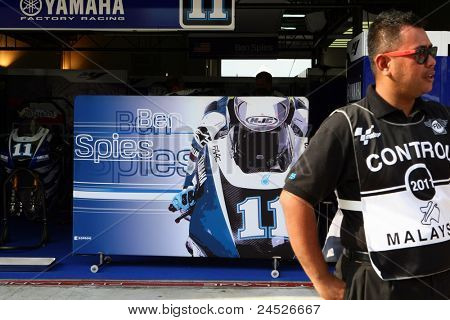 SEPANG - 21. oktober: En sikkerhed personale vagter garage af Ben Spies fra USA på Sepang Inte