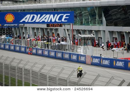 SEPANG, MALAYSIA - 21. oktober: En uidentificeret rider løber forbi starter lige under den frie