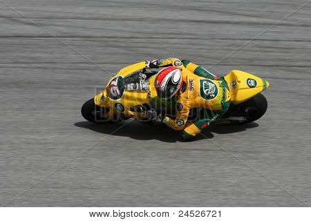 SEPANG, Malajsie - 21. října: Moto2 jezdec Mattia Pasini testuje své kolo během volného praxi ses