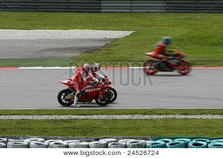 SEPANG, MALAYSIA - 21. oktober: Moto2 ryttere fra Mapfre Aspar Team diskuterer på sporet på den gratis pr