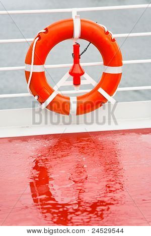 ชูชีพบนถุงทะเลล่องเรือ