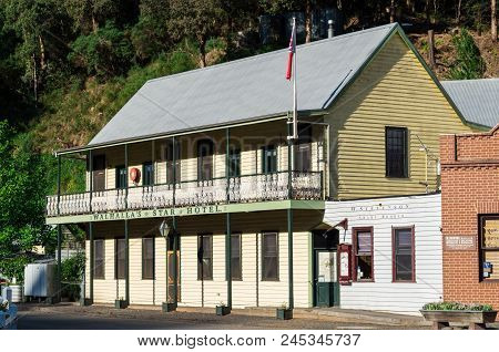 Walhalla, Australia - October 17, 2015: The Vintage Style Star Hotel Was Built In 1998 And Offers Ac