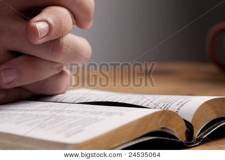 Priant sur la Bible