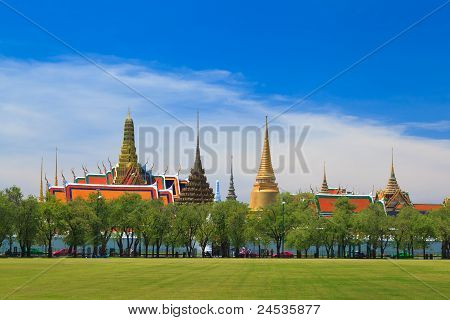 Wat Phra Kaew, Grand Palace, Bangkok, Tajlandia (widok z nowego pola trawy)