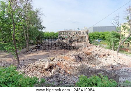 Nizhny Novgorod, Russia. - May 24.2018. Demolition Of An Abandoned Residential Stone Two-story House
