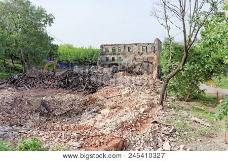 Nizhny Novgorod, Russia. - May 24.2018. Demolition Of An Abandoned Residential Stone Two-story House