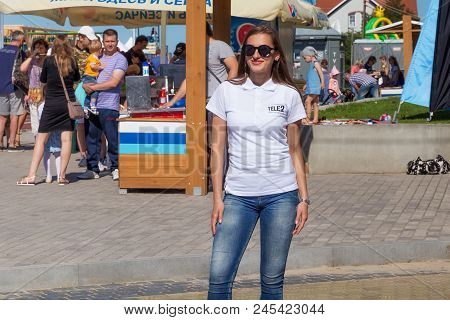 Zelenogradsk, Kaliningrad Region, Russia - July 29, 2017: Unknown Young Woman In A Branded Shirt Of 