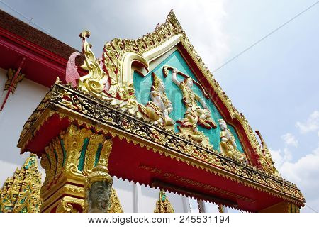 7 November 2017 : Art Buddha Statue On Temple Door At Wat Huay Tub Mon In Rayong , Thailand