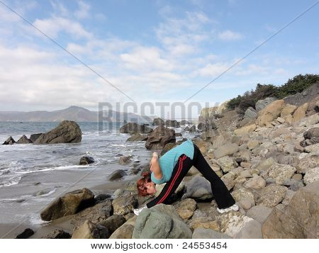 ดาราโยคะในด้านรุนแรงยืด - Parsvottanasana โดยสะพานโกลเด้นเกท