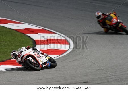 SEPANG, MALAYSIA - 22. oktober: Moto2 rider Yuki Takahashi konkurrerer med en anden rytter på kvalificerende 