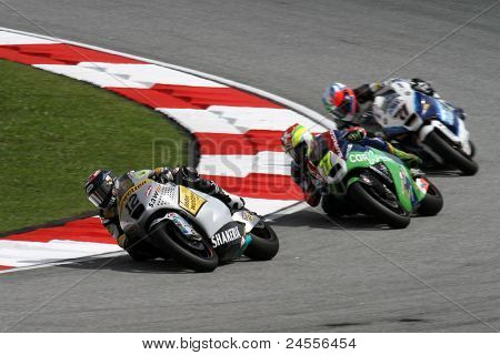 SEPANG, MALAYSIA - 22. oktober: Moto2 rider Thomas Luthi (12) konkurrerer med andre ryttere på qualifyin