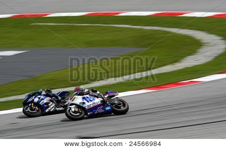SEPANG, MALAYSIA - 22. oktober: MotoGP ryttere Ben Spies (inde) og Karel Abraham konkurrere på hun