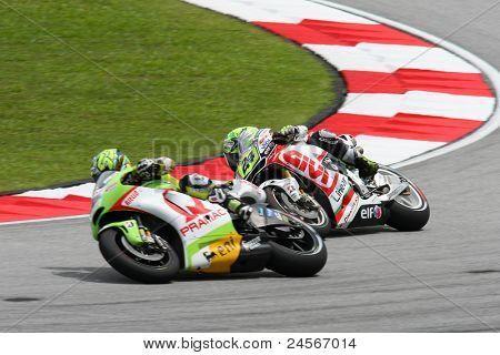 SEPANG, MALAYSIA - oktober 22: 2011 MotoGP ryttere Toni Elias (24) og Loris Capirossi (65) konkurrerer 