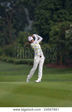 KUALA LUMPUR - 16 oktober: Na Yeon Choi Sydkorea ure hende skud fra fairway KL g