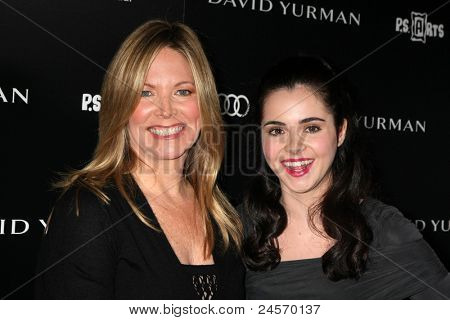 LOS ANGELES - 18 października: Maria Bell, Vanessa Marano przybywających w sztuce PS 20th Anniversary Event w 