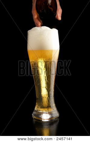 Nalil pivo do skla