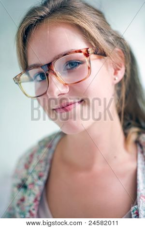 귀여운 스마트 친절 한 금발 여자를 찾고입니다.