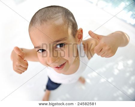 Thumbs up! Little boy, lindo pelo corto, casi Calvo :)