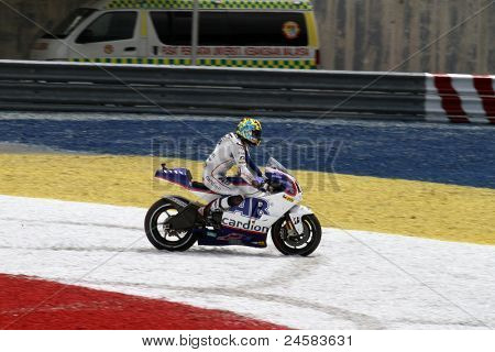SEPANG, Malezja - 22 października: Zawodnik MotoGP Karel Abraham traci kontrolę nad jego rower podczas qualifyin