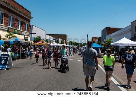 Prattville, Alabama, Usa - May 12, 2018: A View Of The Crowd And Vendors On Main Street During The 2