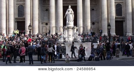 Londres-23 de OCT: Protesta de manifestantes anticapitalistas y campamento en el famoso cementerio de St Pauls en
